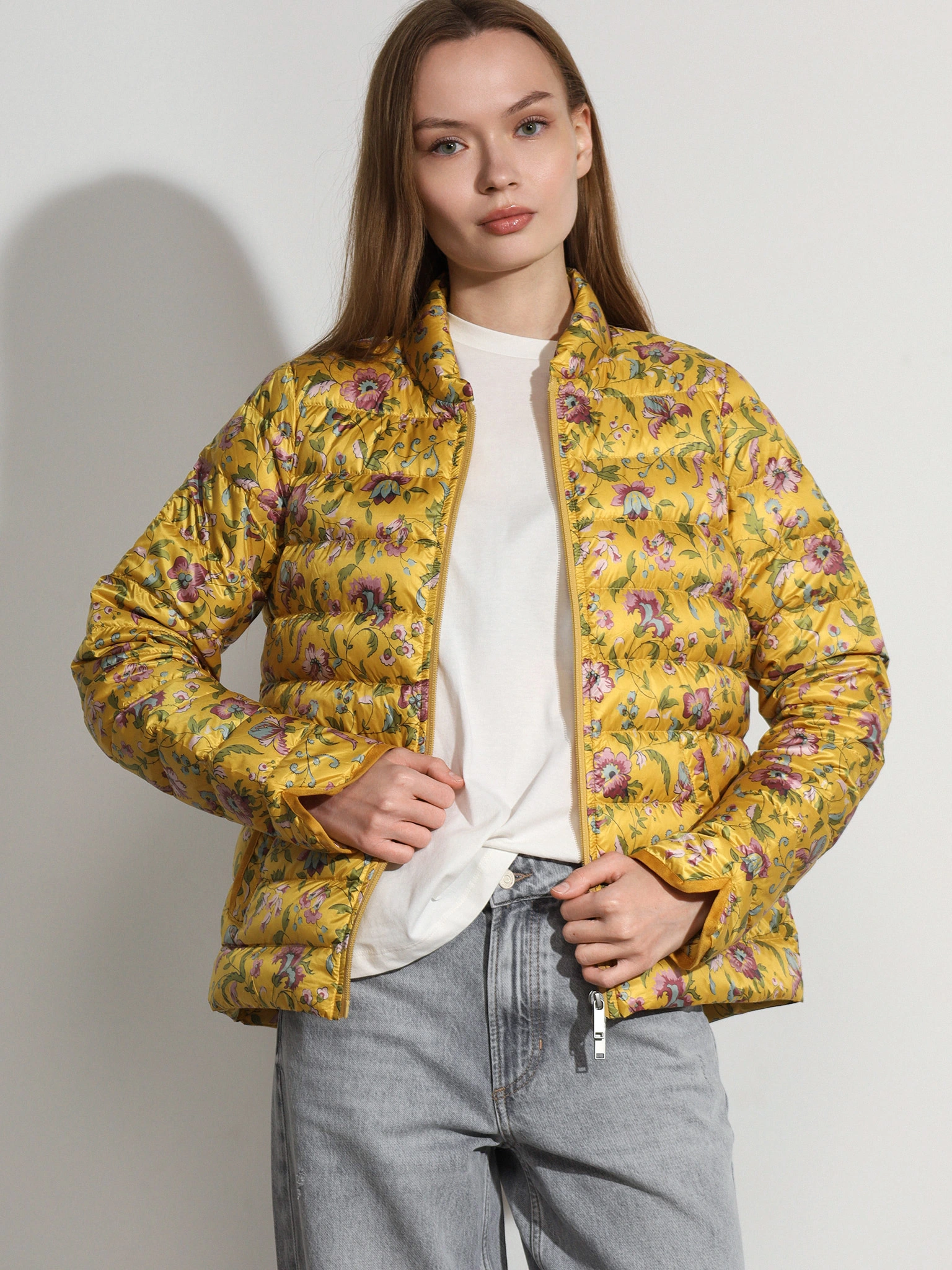 Куртка желтого цвета с цветочным принтом с горизонтальной стежкой